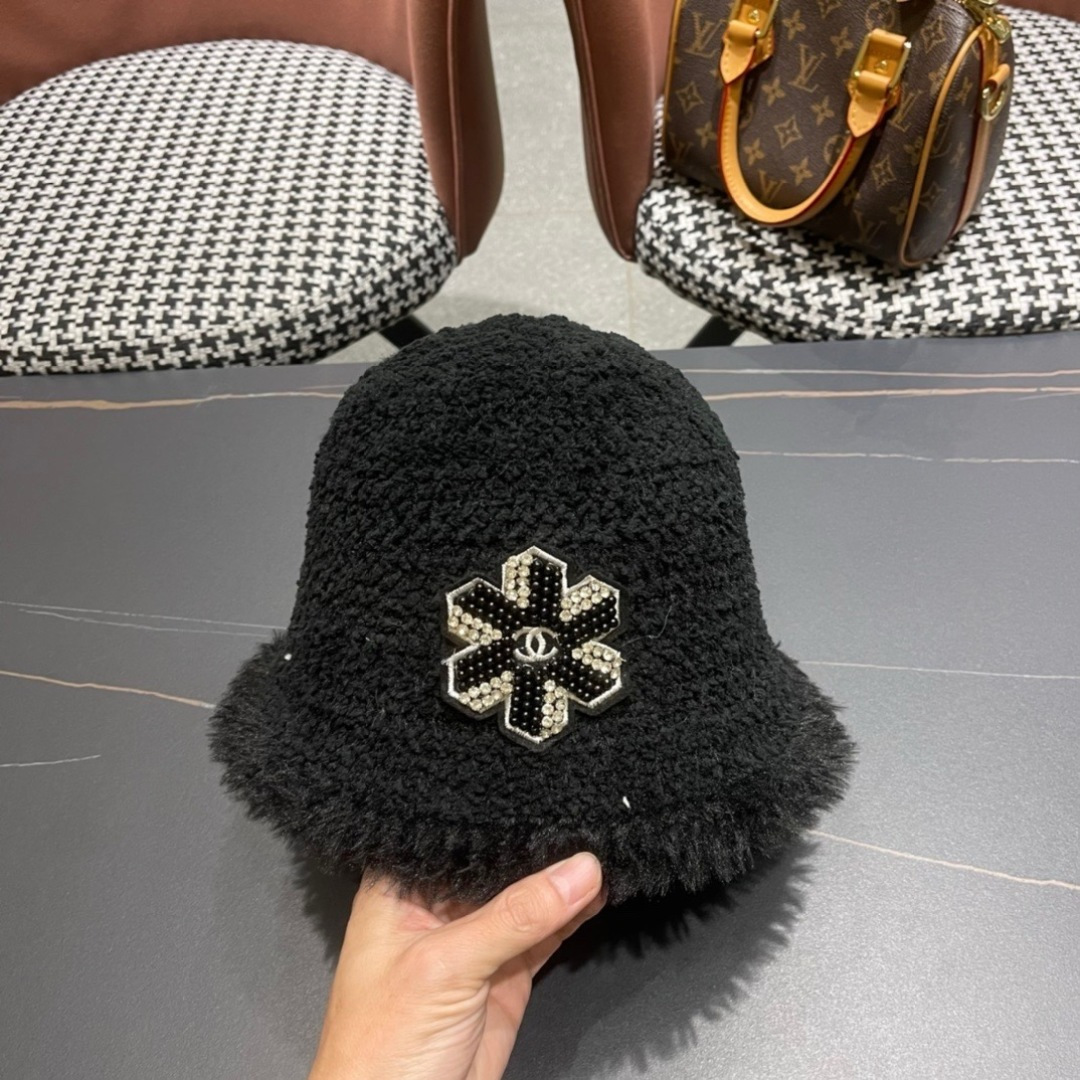  香奈儿 Chanel🤎2025秋冬渔夫帽
微A帽型 巨显脸小〰️
随便戴都很好看🤩🤩
想要酷点选黑色〰