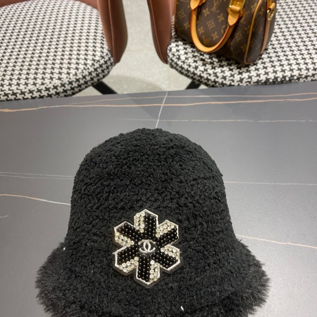  香奈儿 Chanel🤎2025秋冬渔夫帽
微A帽型 巨显脸小〰️
随便戴都很好看🤩🤩
想要酷点选黑色〰