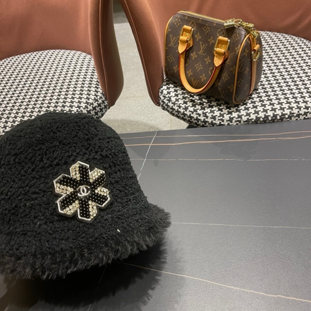  香奈儿 Chanel🤎2025秋冬渔夫帽
微A帽型 巨显脸小〰️
随便戴都很好看🤩🤩
想要酷点选黑色〰