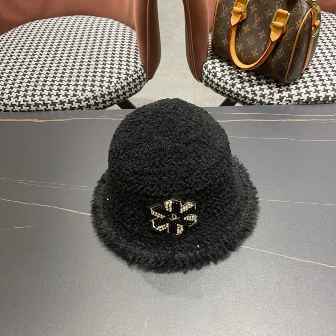  香奈儿 Chanel🤎2025秋冬渔夫帽
微A帽型 巨显脸小〰️
随便戴都很好看🤩🤩
想要酷点选黑色〰