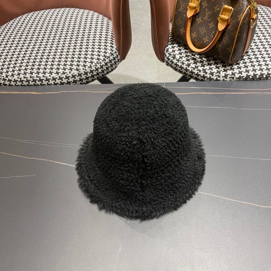  香奈儿 Chanel🤎2025秋冬渔夫帽
微A帽型 巨显脸小〰️
随便戴都很好看🤩🤩
想要酷点选黑色〰