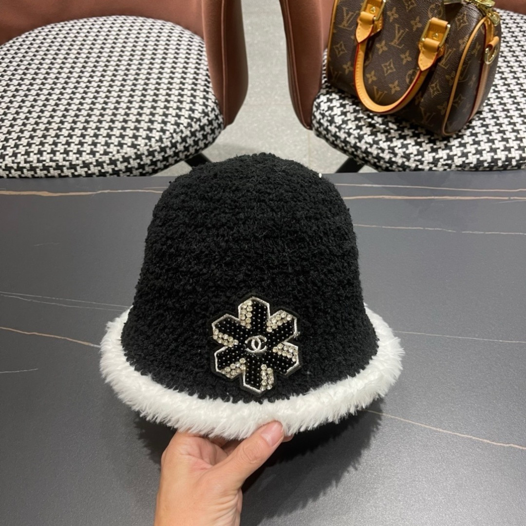  香奈儿 Chanel🤎2025秋冬渔夫帽
微A帽型 巨显脸小〰️
随便戴都很好看🤩🤩
想要酷点选黑色〰