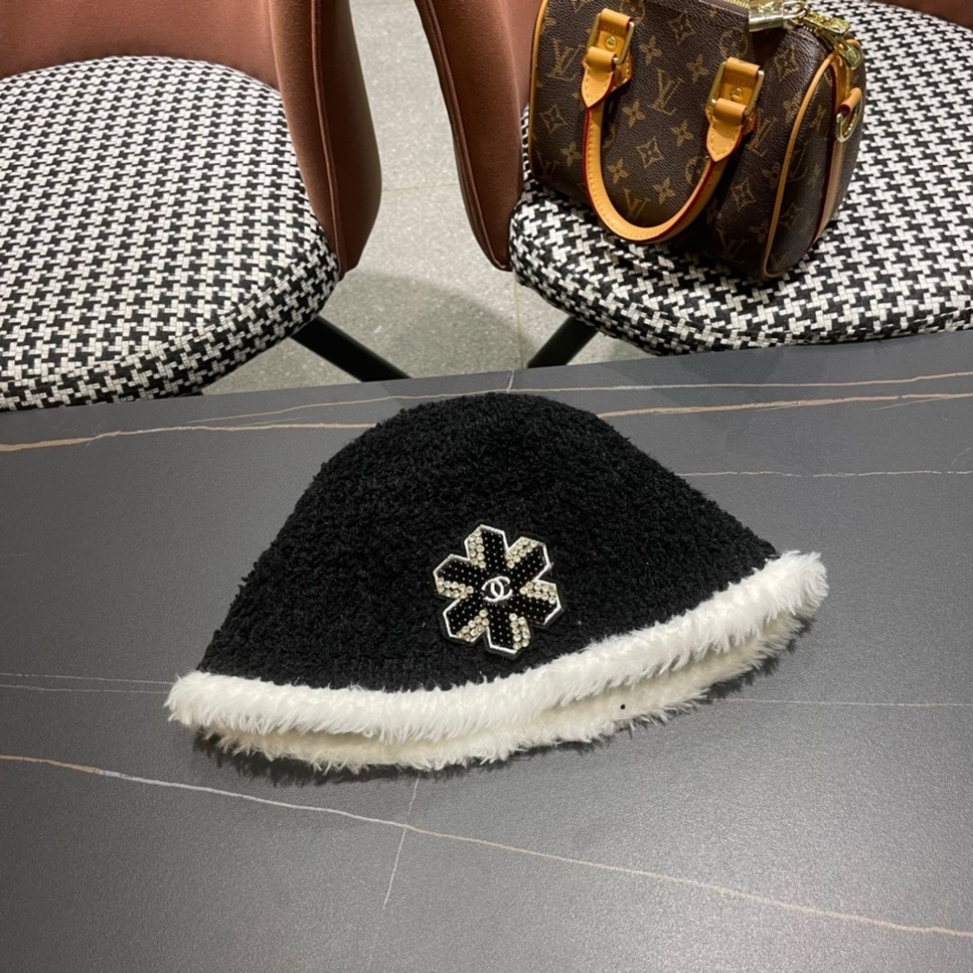  香奈儿 Chanel🤎2025秋冬渔夫帽
微A帽型 巨显脸小〰️
随便戴都很好看🤩🤩
想要酷点选黑色〰