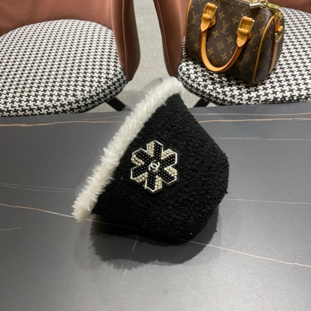  香奈儿 Chanel🤎2025秋冬渔夫帽
微A帽型 巨显脸小〰️
随便戴都很好看🤩🤩
想要酷点选黑色〰