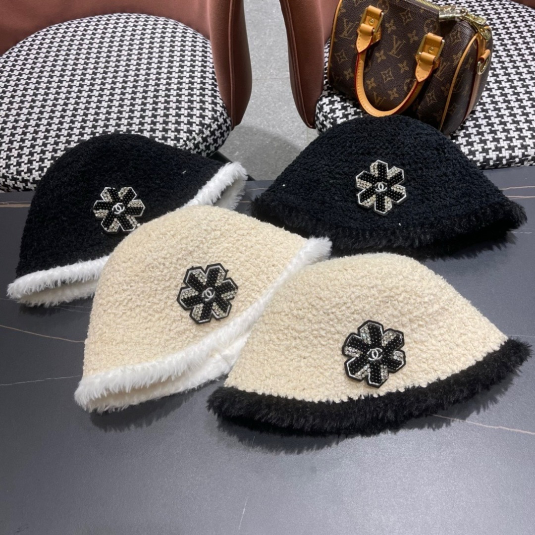  香奈儿 Chanel🤎2025秋冬渔夫帽
微A帽型 巨显脸小〰️
随便戴都很好看🤩🤩
想要酷点选黑色〰