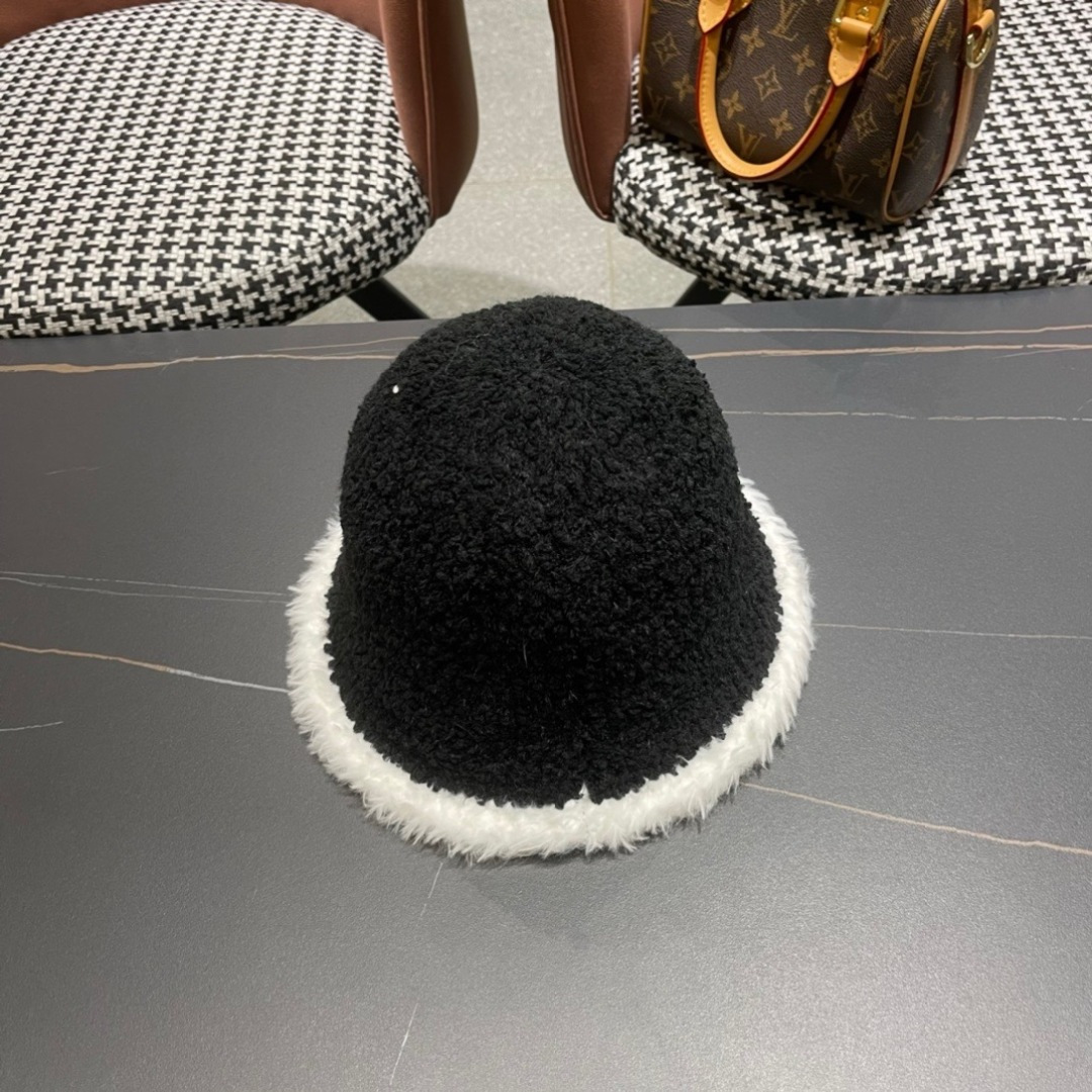  香奈儿 Chanel🤎2025秋冬渔夫帽
微A帽型 巨显脸小〰️
随便戴都很好看🤩🤩
想要酷点选黑色〰