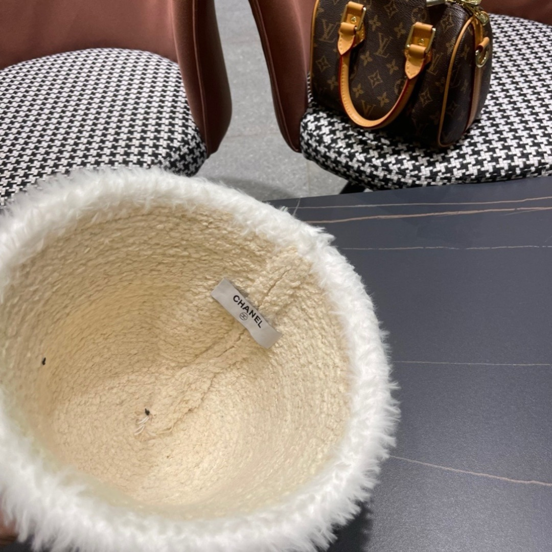  香奈儿 Chanel🤎2025秋冬渔夫帽
微A帽型 巨显脸小〰️
随便戴都很好看🤩🤩
想要酷点选黑色〰