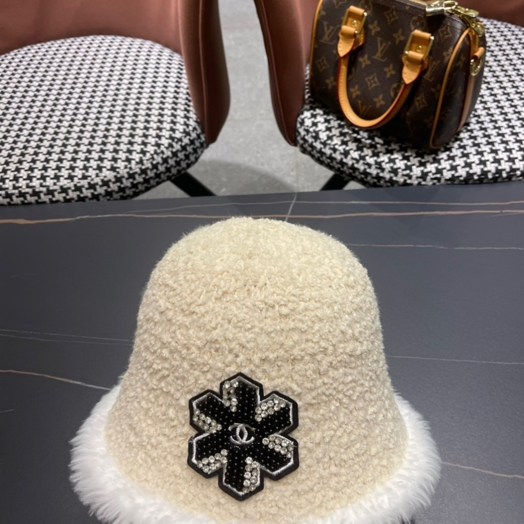  香奈儿 Chanel🤎2025秋冬渔夫帽
微A帽型 巨显脸小〰️
随便戴都很好看🤩🤩
想要酷点选黑色〰