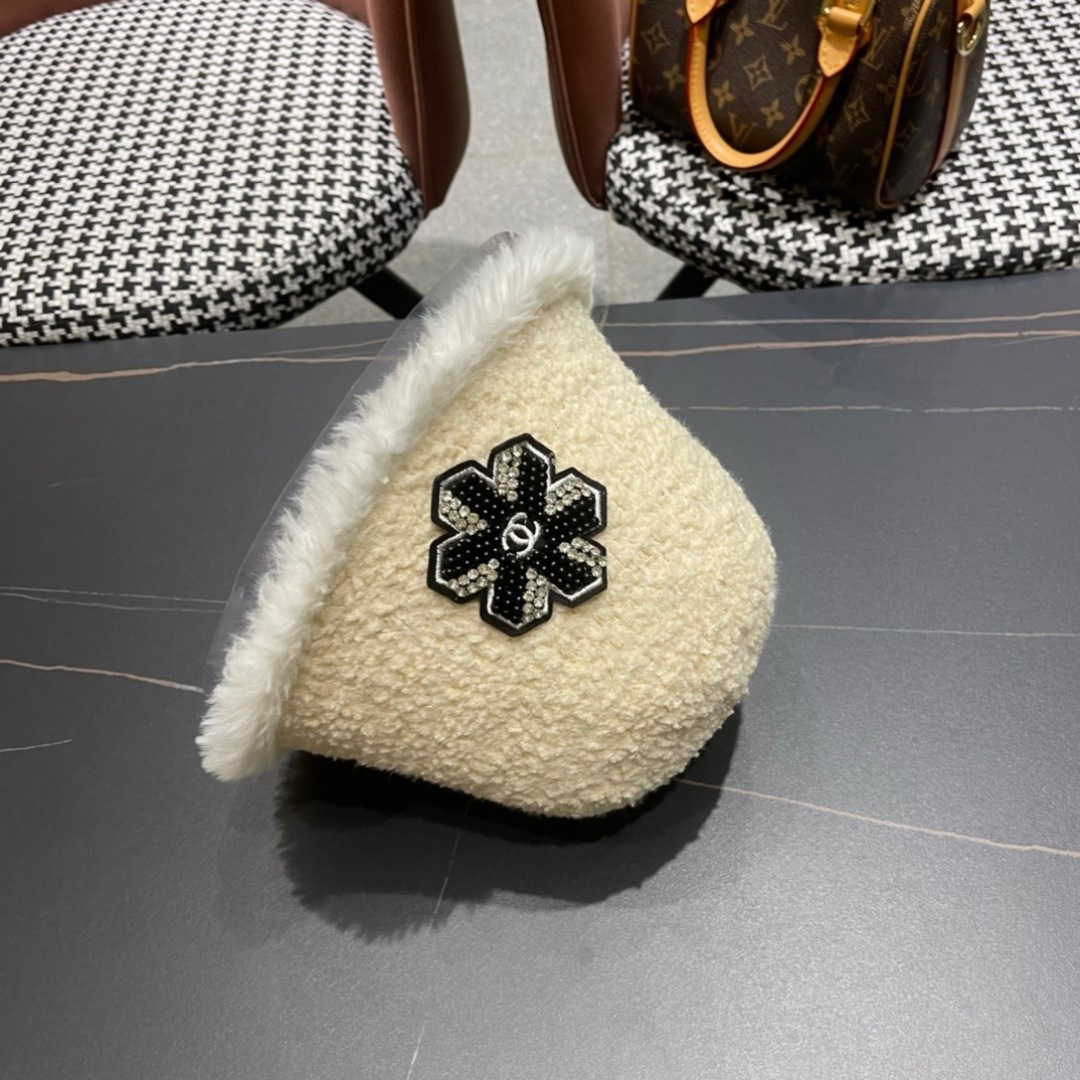  香奈儿 Chanel🤎2025秋冬渔夫帽
微A帽型 巨显脸小〰️
随便戴都很好看🤩🤩
想要酷点选黑色〰