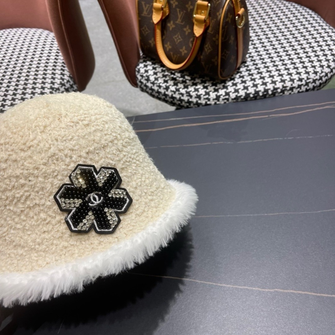  香奈儿 Chanel🤎2025秋冬渔夫帽
微A帽型 巨显脸小〰️
随便戴都很好看🤩🤩
想要酷点选黑色〰