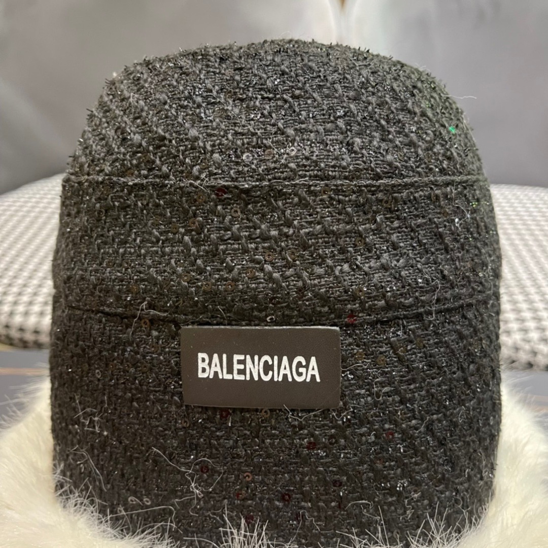  BALENCIAGA巴黎世家2025冬款不规则渔夫帽，简约休闲百搭款，