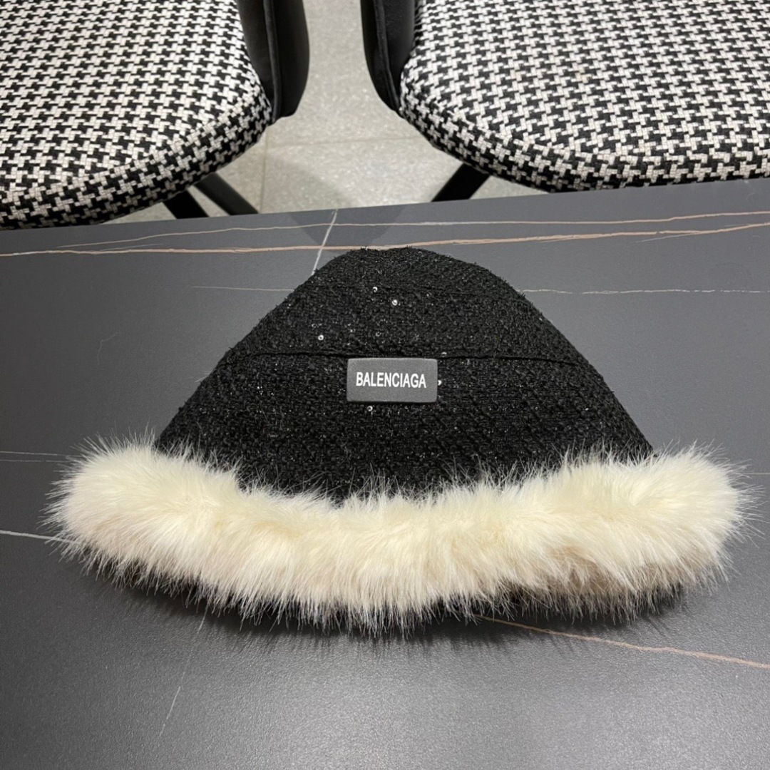  BALENCIAGA巴黎世家2025冬款不规则渔夫帽，简约休闲百搭款，