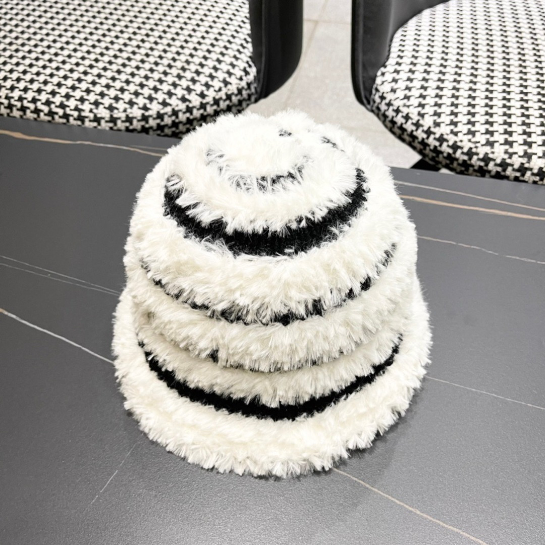  （蒙囗MONCLER】2025秋冬款女拼色双耳保毛绒渔夫帽时尚百搭毛绒护耳雷锋帽秋冬赶紧订购哦，