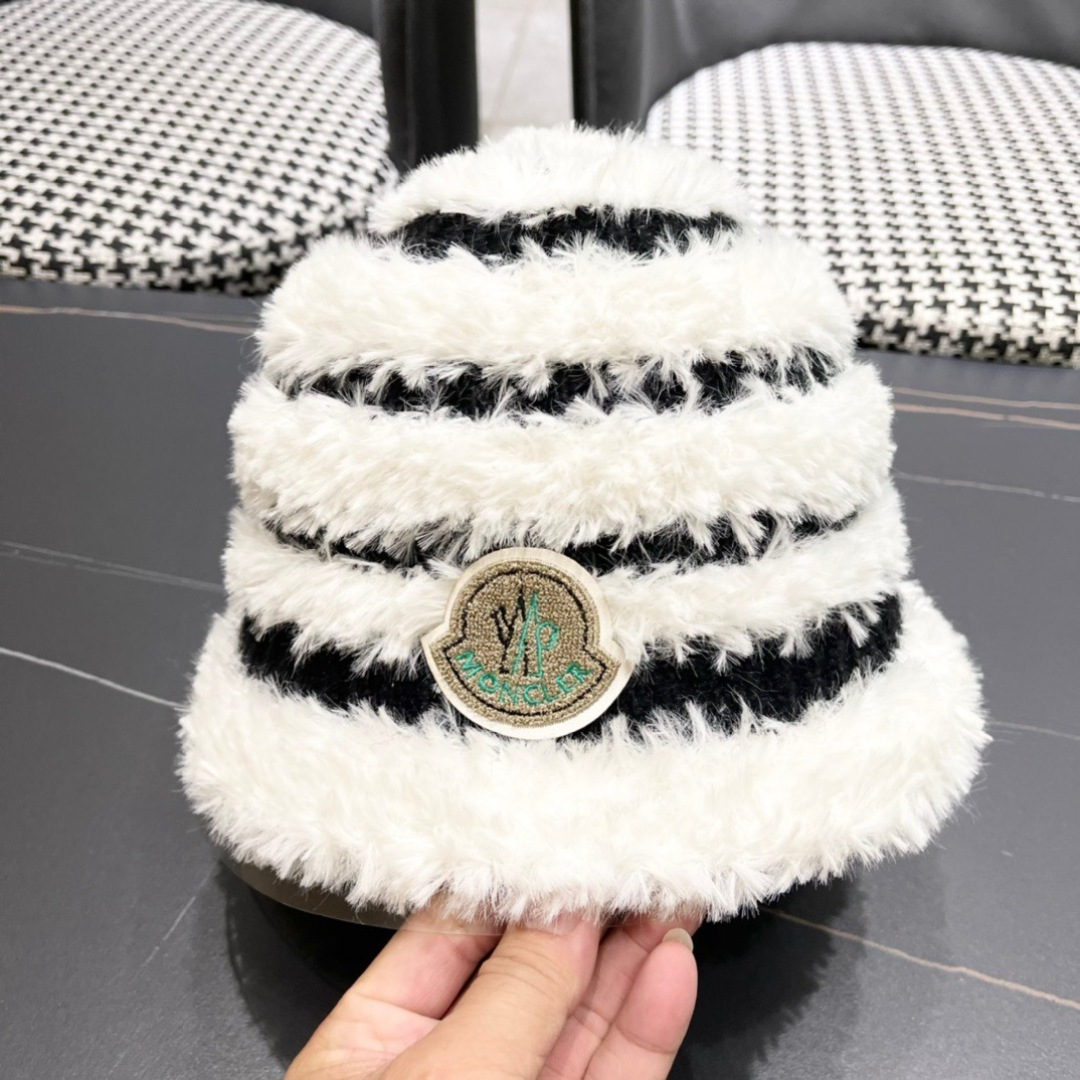  （蒙囗MONCLER】2025秋冬款女拼色双耳保毛绒渔夫帽时尚百搭毛绒护耳雷锋帽秋冬赶紧订购哦，