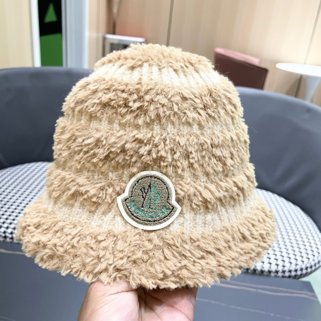 （蒙囗MONCLER】2025秋冬款女拼色双耳保毛绒渔夫帽时尚百搭毛绒护耳雷锋帽秋冬赶紧订购哦，