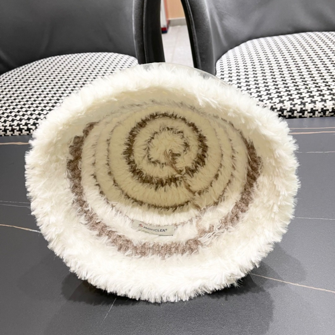  （蒙囗MONCLER】2025秋冬款女拼色双耳保毛绒渔夫帽时尚百搭毛绒护耳雷锋帽秋冬赶紧订购哦，