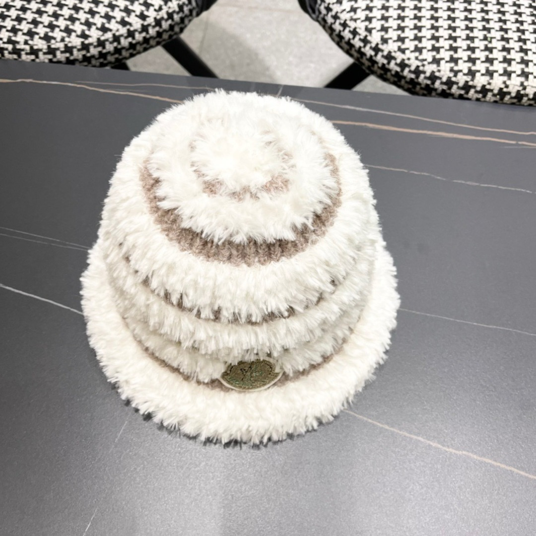  （蒙囗MONCLER】2025秋冬款女拼色双耳保毛绒渔夫帽时尚百搭毛绒护耳雷锋帽秋冬赶紧订购哦，
