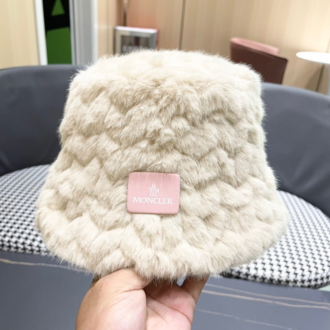  （蒙囗MONCLER】2025秋冬款毛绒绒保暖甜美可爱毛绒渔夫帽时尚百搭秋冬赶紧订购哦，