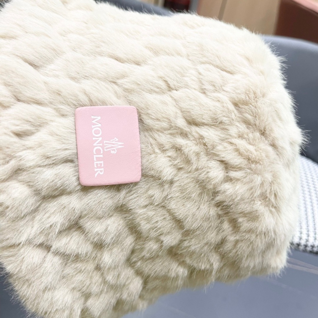 （蒙囗MONCLER】2025秋冬款毛绒绒保暖甜美可爱毛绒渔夫帽时尚百搭秋冬赶紧订购哦，