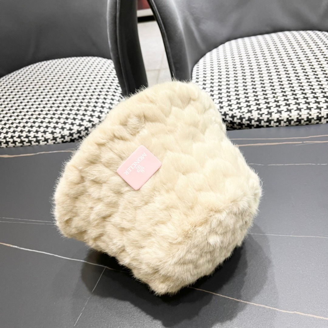  （蒙囗MONCLER】2025秋冬款毛绒绒保暖甜美可爱毛绒渔夫帽时尚百搭秋冬赶紧订购哦，