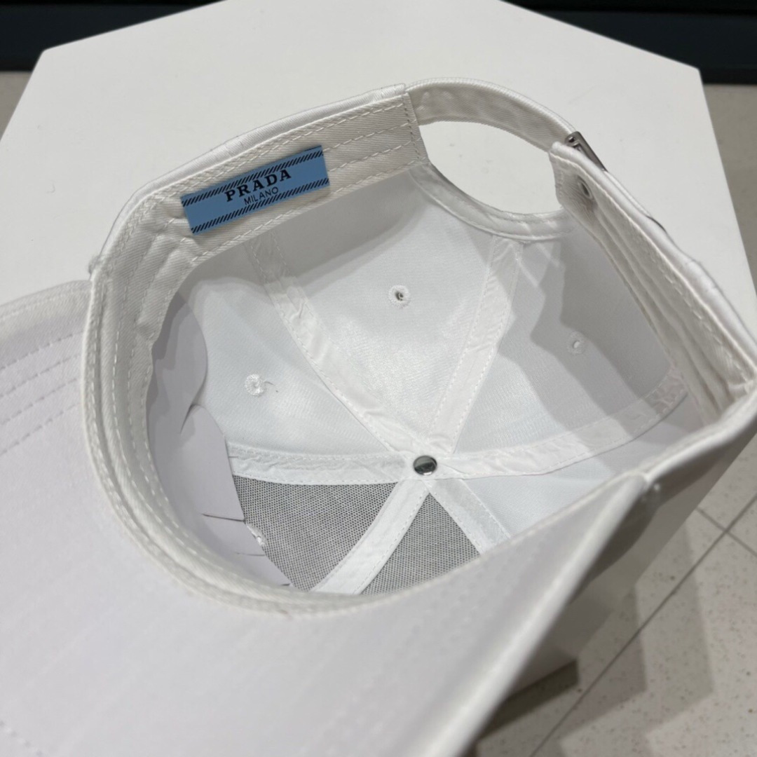  Prada 普拉达纯棉棒球帽高品质定制。时尚百搭！绝对是衣橱搭配单品的一把好手！个性张扬！伴你凉快整个