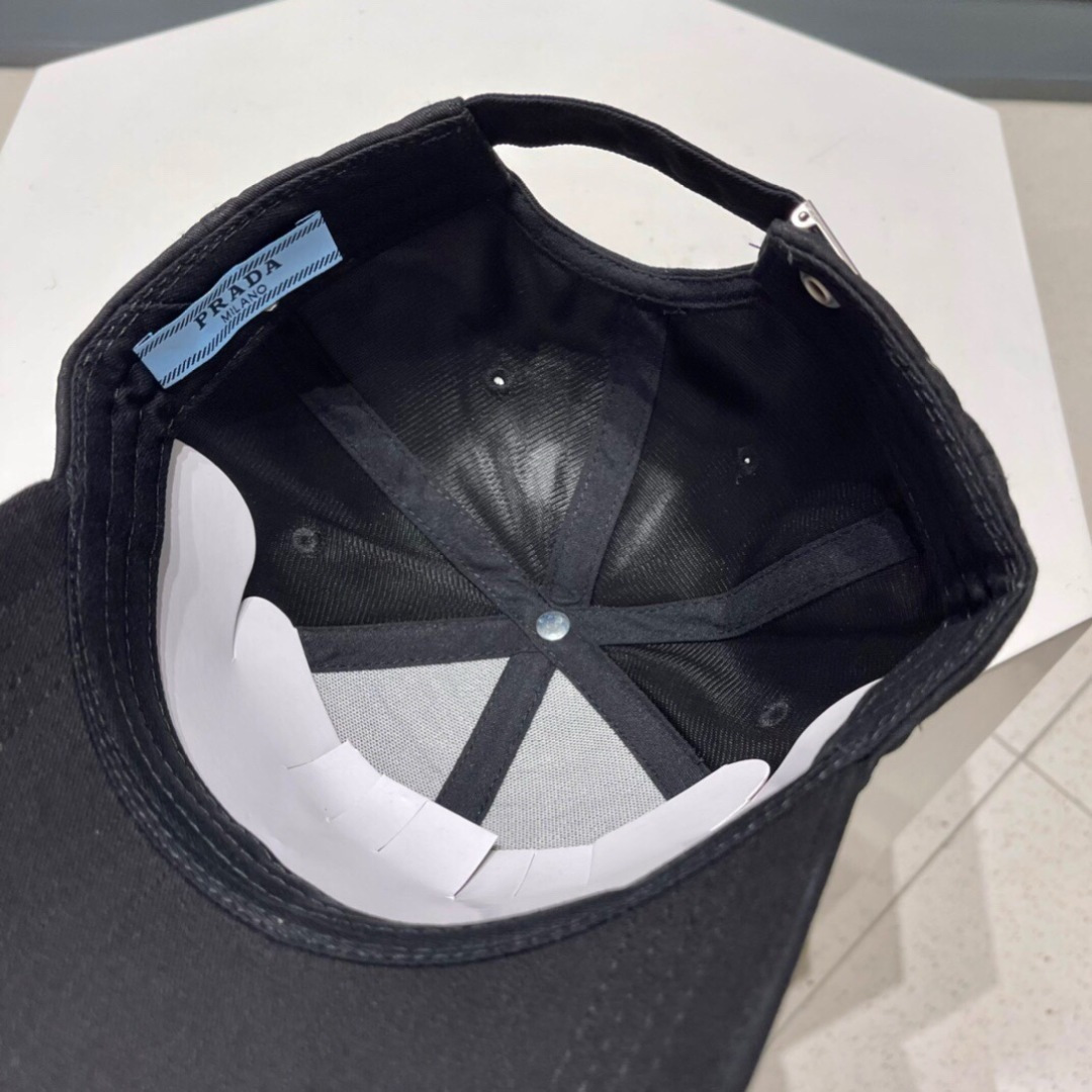  Prada 普拉达纯棉棒球帽高品质定制。时尚百搭！绝对是衣橱搭配单品的一把好手！个性张扬！伴你凉快整个