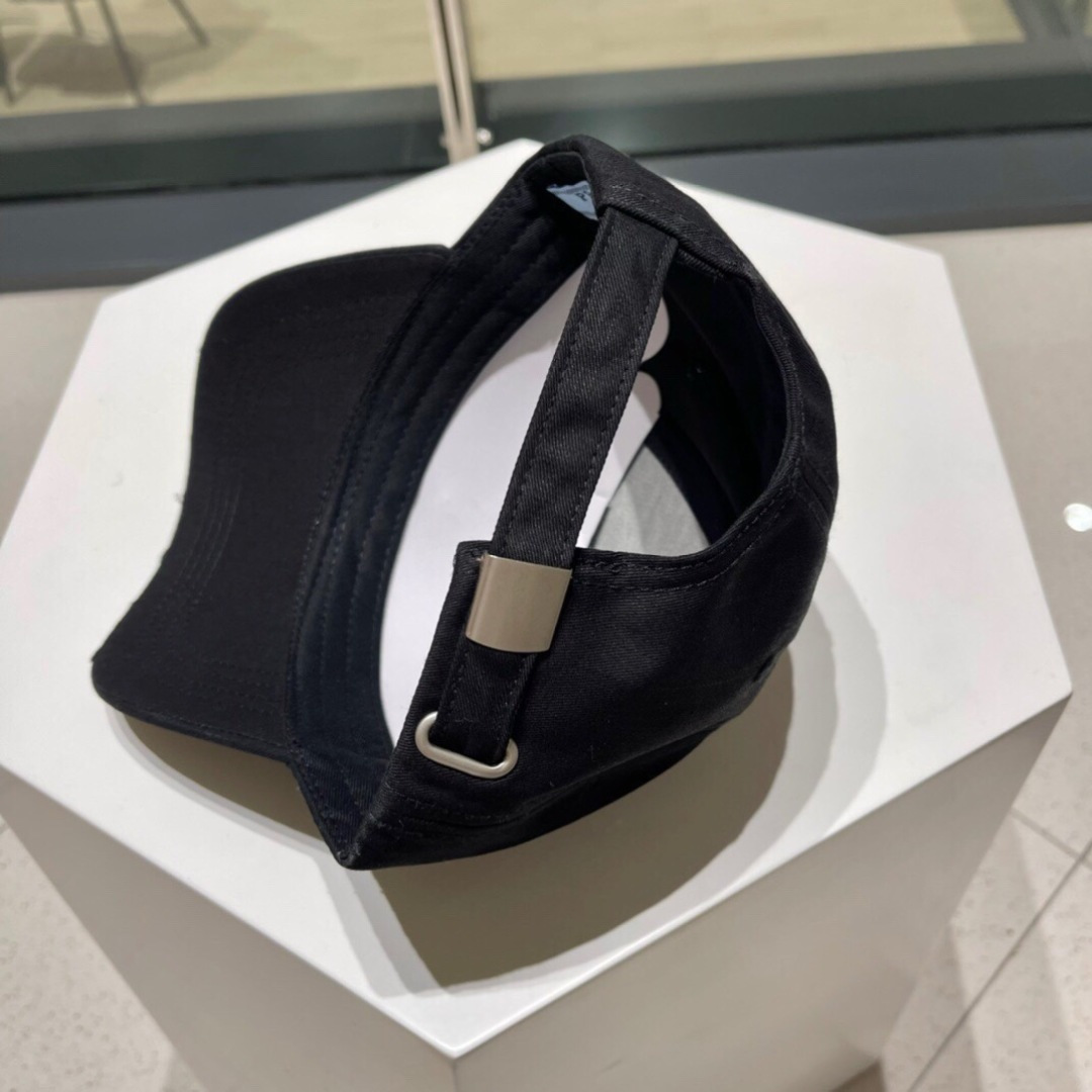  Prada 普拉达纯棉棒球帽高品质定制。时尚百搭！绝对是衣橱搭配单品的一把好手！个性张扬！伴你凉快整个
