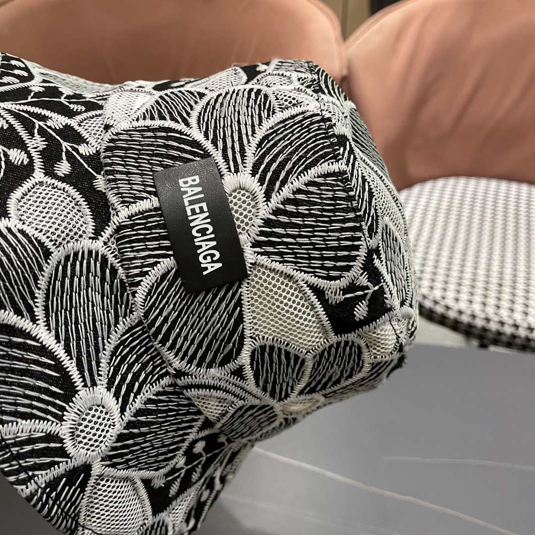  巴黎世家2025春夏镂空遮阳牛仔盆帽英伦风可爱水
桶帽绣花甜美逛街防晒帽子出游