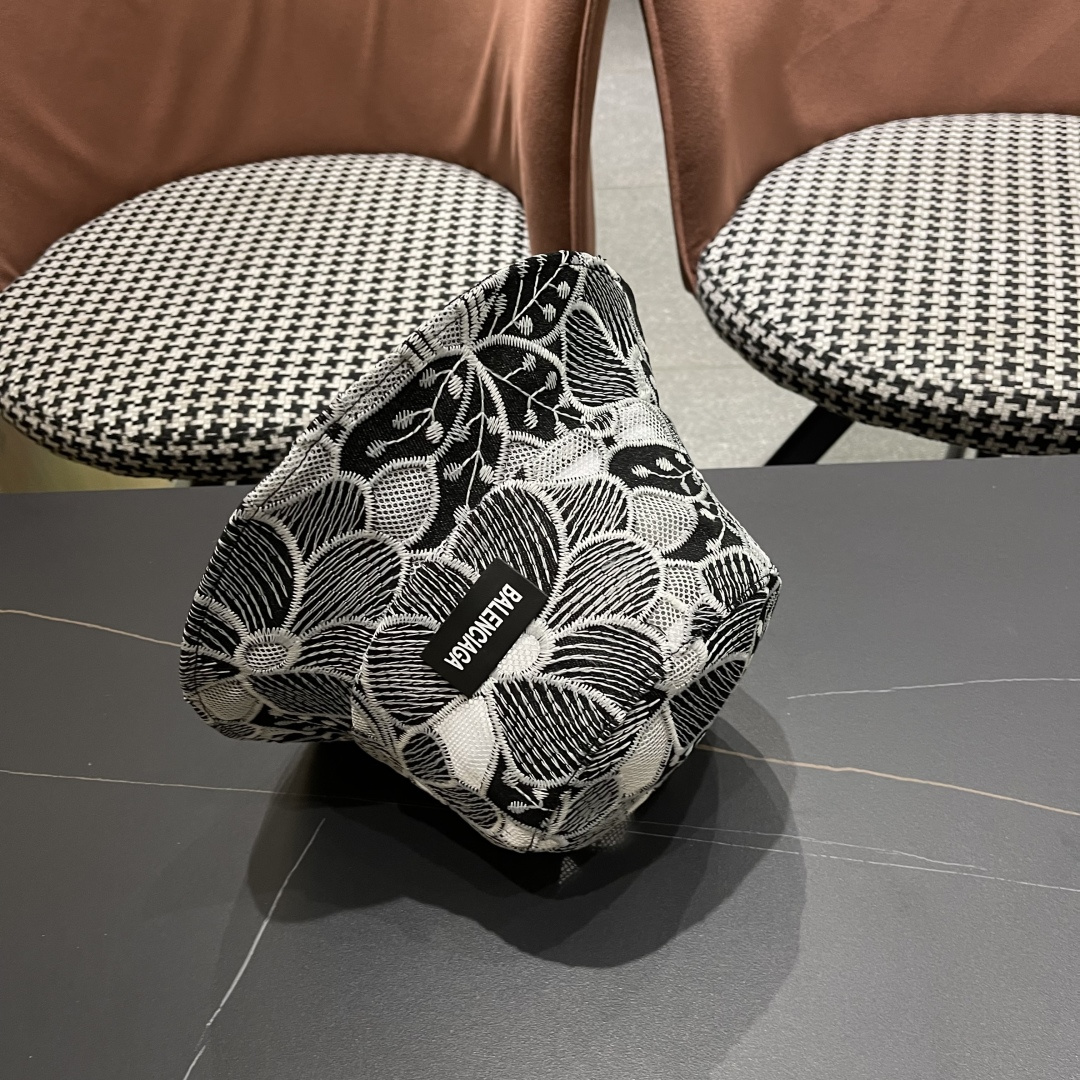  巴黎世家2025春夏镂空遮阳牛仔盆帽英伦风可爱水
桶帽绣花甜美逛街防晒帽子出游