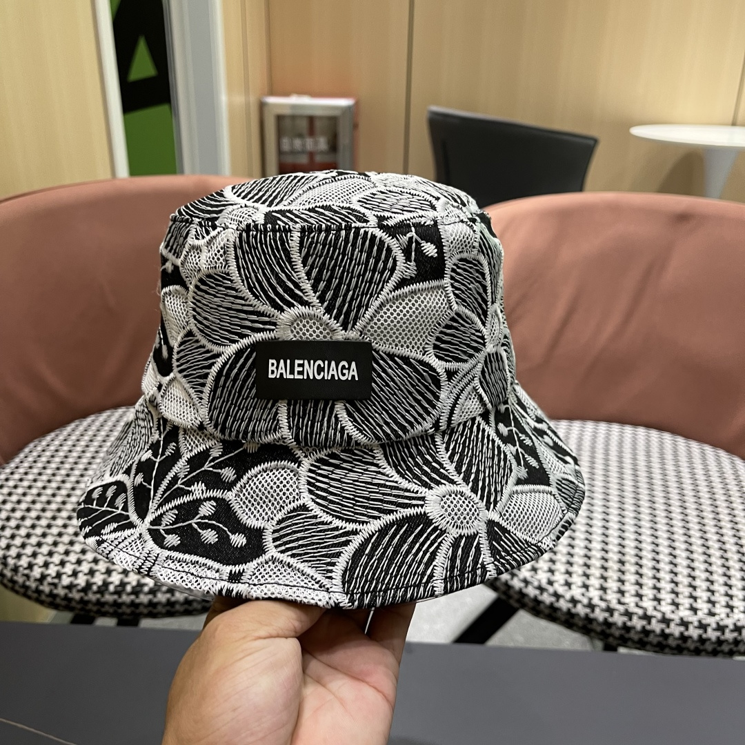  巴黎世家2025春夏镂空遮阳牛仔盆帽英伦风可爱水
桶帽绣花甜美逛街防晒帽子出游