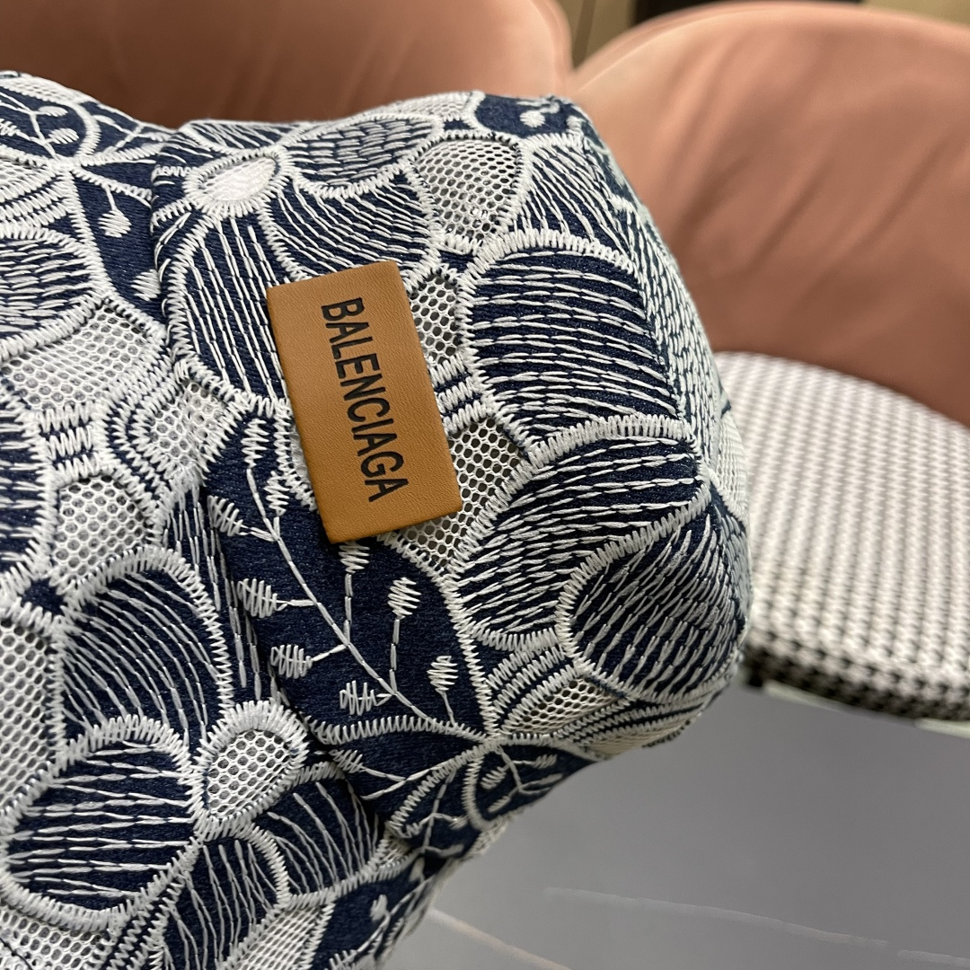  巴黎世家2025春夏镂空遮阳牛仔盆帽英伦风可爱水
桶帽绣花甜美逛街防晒帽子出游