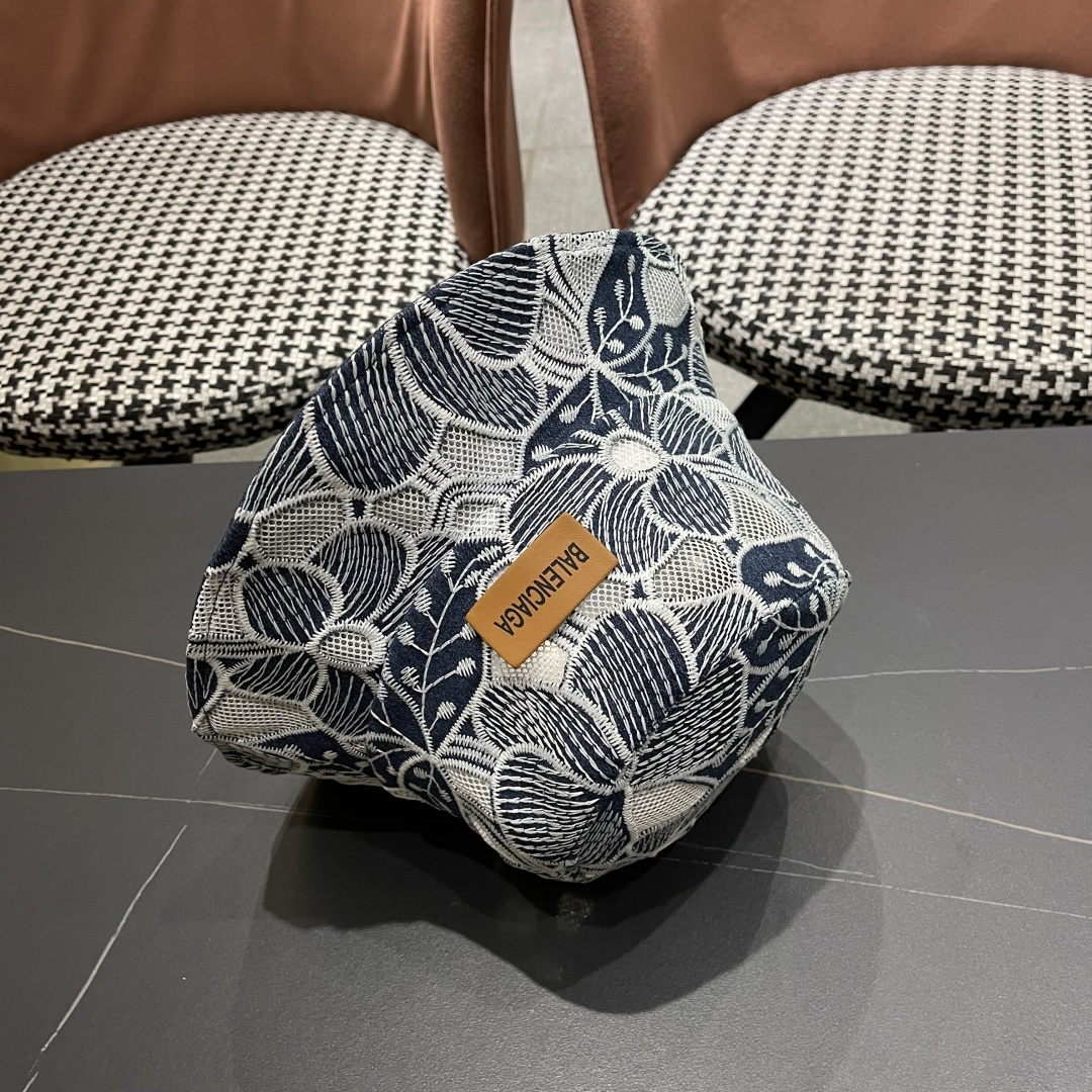  巴黎世家2025春夏镂空遮阳牛仔盆帽英伦风可爱水
桶帽绣花甜美逛街防晒帽子出游