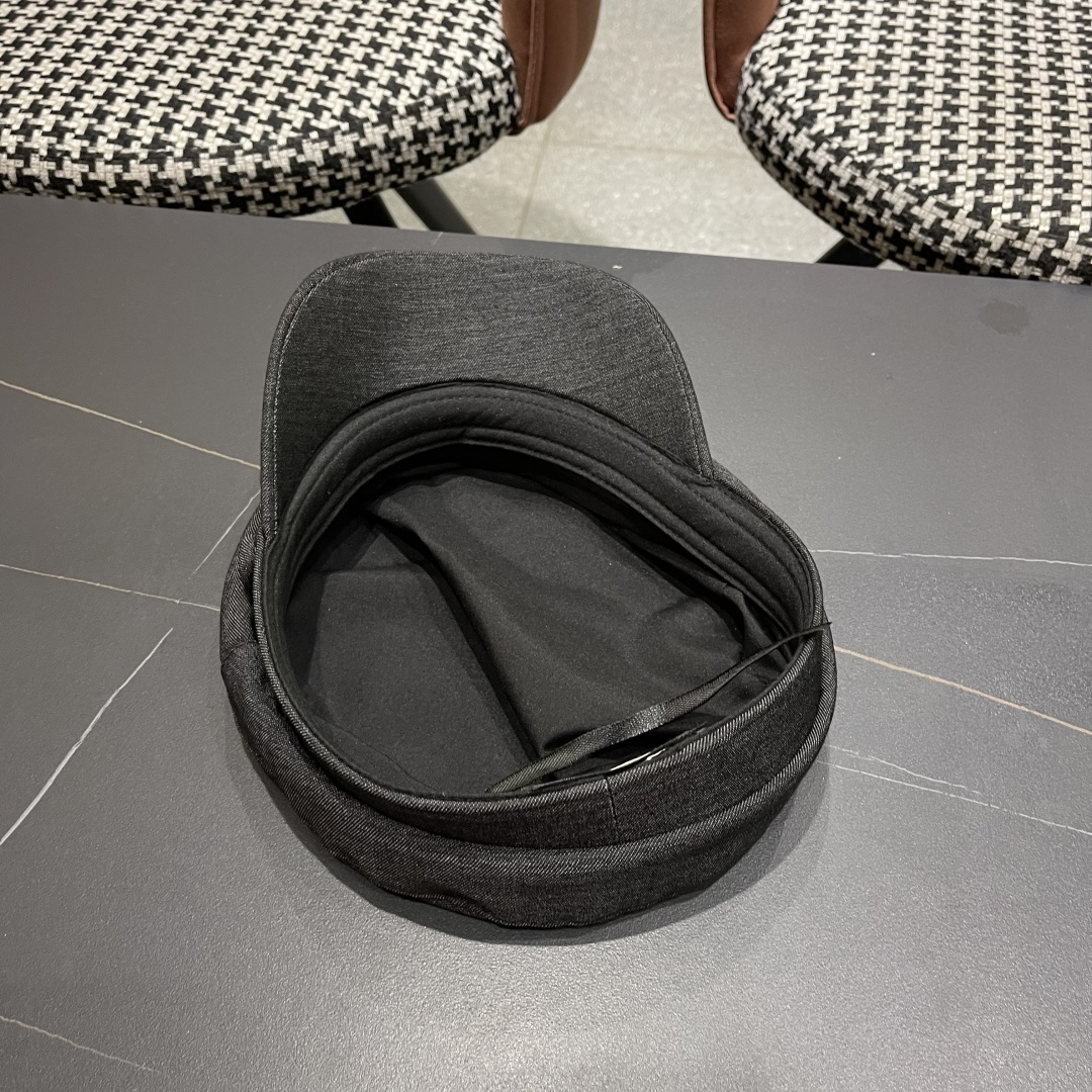  古奇 GUCCI 2025新款英伦复古海军风平顶帽子女秋冬季显
脸小画家帽百搭报童帽