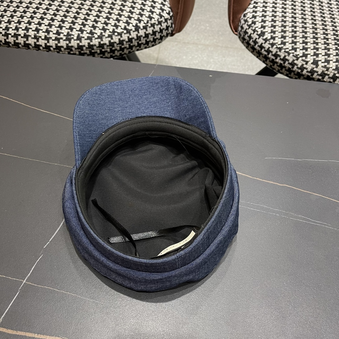  古奇 GUCCI 2025新款英伦复古海军风平顶帽子女秋冬季显
脸小画家帽百搭报童帽