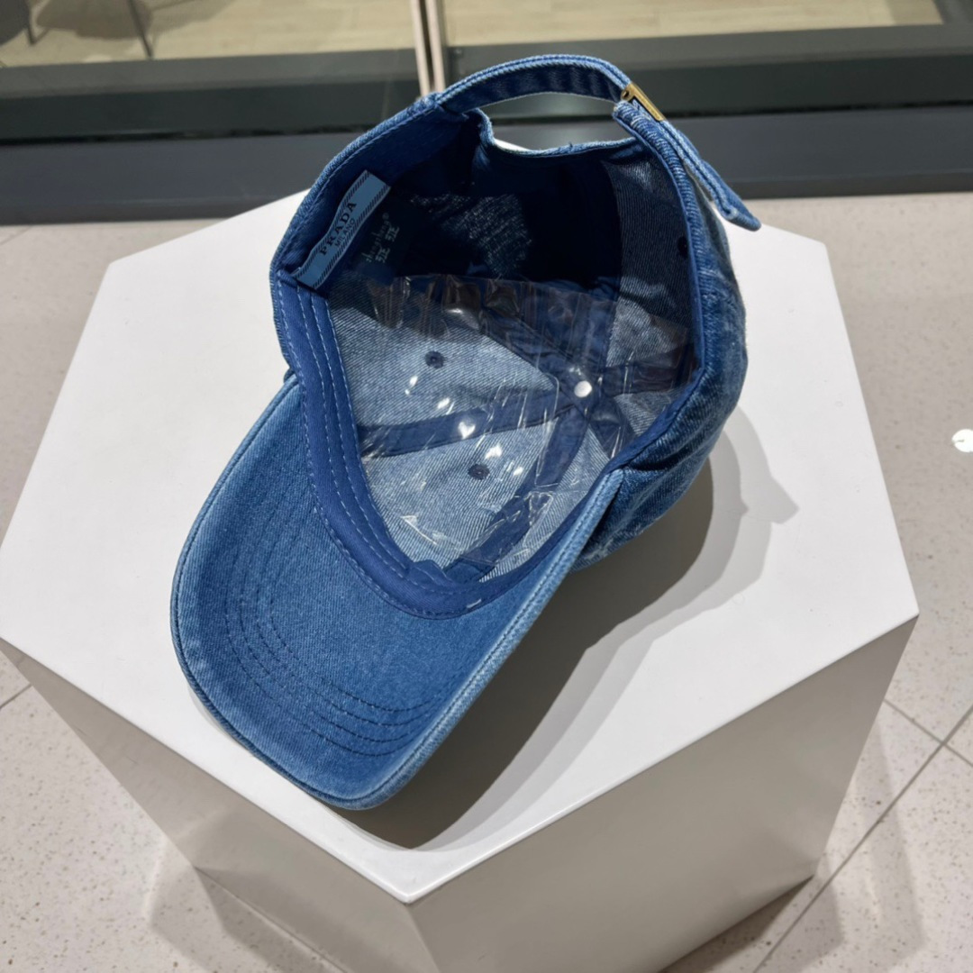  Prada 普拉达新款🔥棒球帽
小破边的设计感超好看！！！
版型绝绝子，不挑人的棒球帽✌🏻️