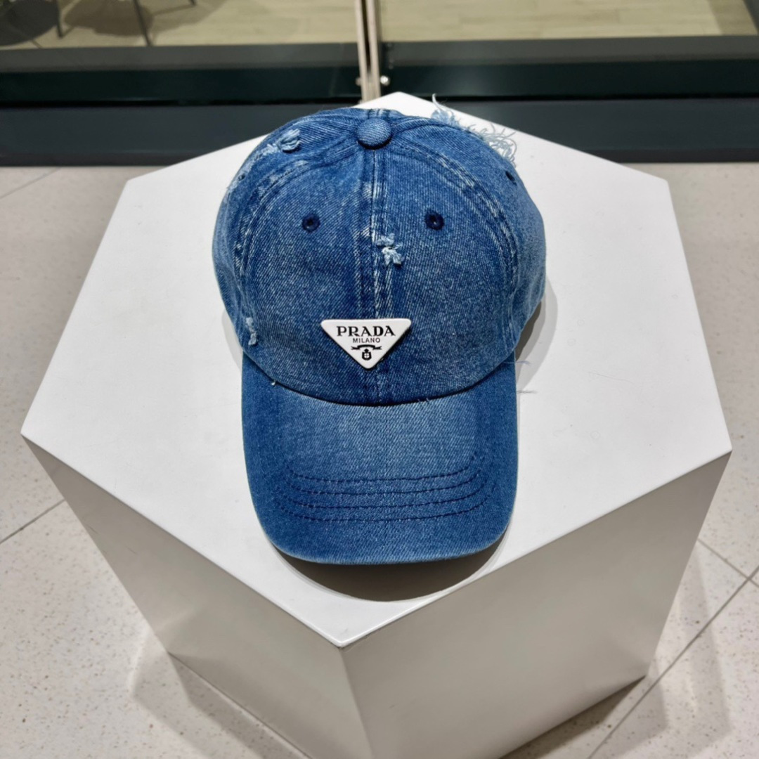  Prada 普拉达新款🔥棒球帽
小破边的设计感超好看！！！
版型绝绝子，不挑人的棒球帽✌🏻️