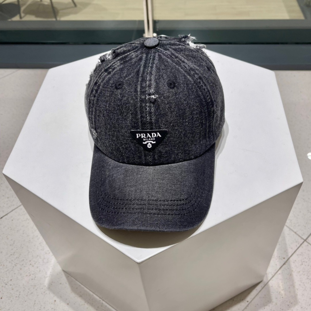  Prada 普拉达新款🔥棒球帽
小破边的设计感超好看！！！
版型绝绝子，不挑人的棒球帽✌🏻️