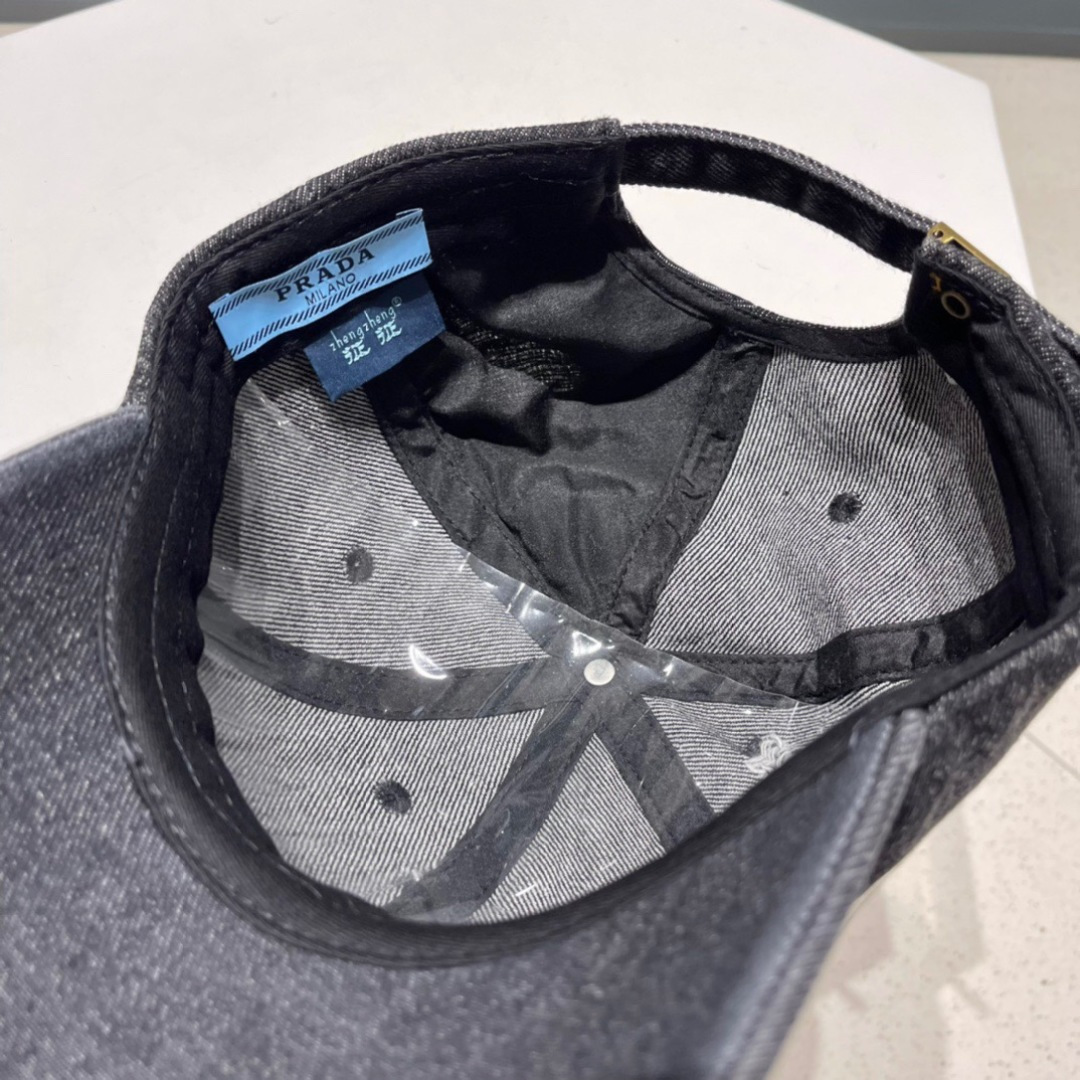  Prada 普拉达新款🔥棒球帽
小破边的设计感超好看！！！
版型绝绝子，不挑人的棒球帽✌🏻️