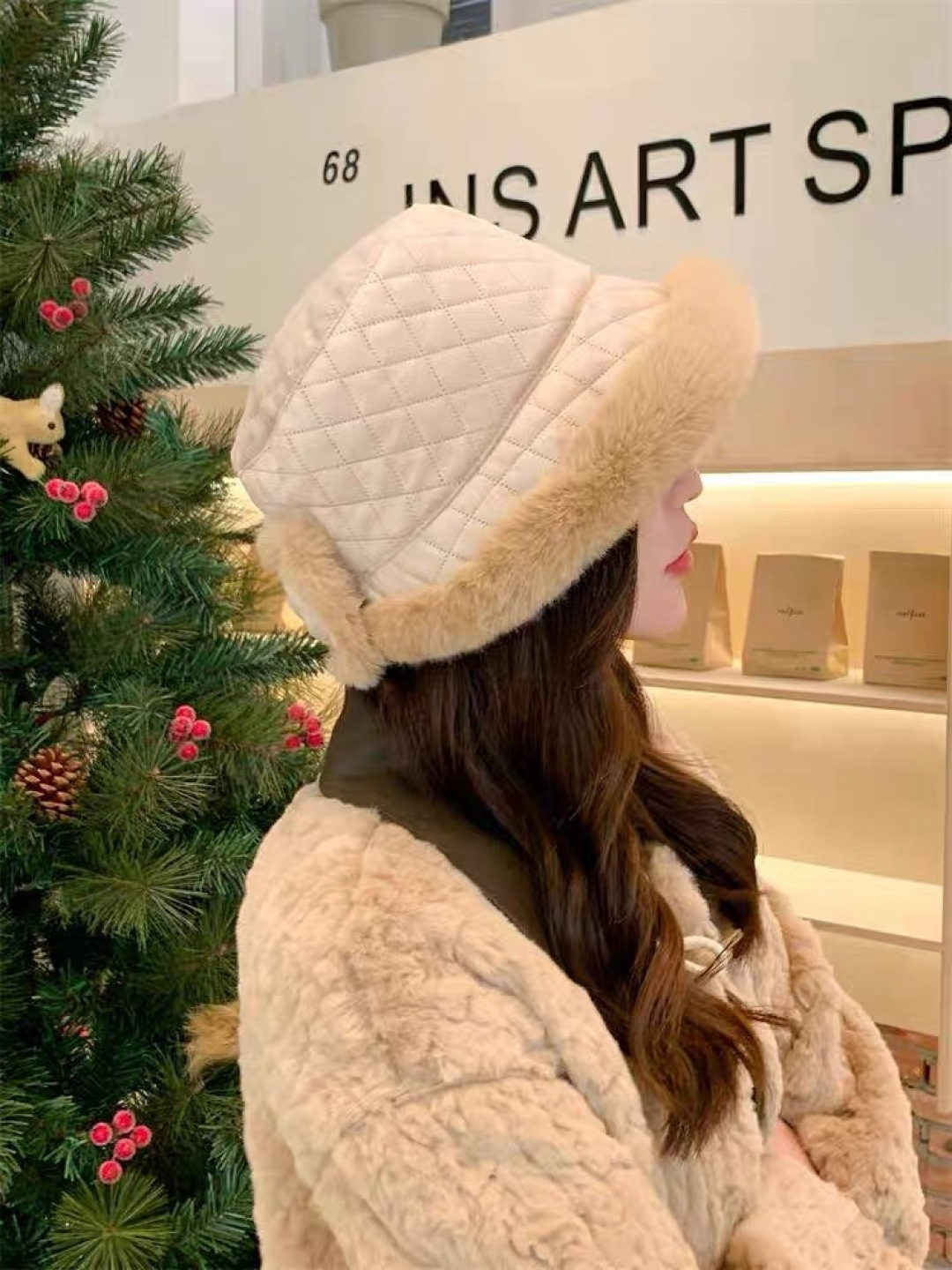  PRADA普拉达 2025新款毛绒针织帽子女冬加厚保暖护耳显脸小秋冬毛线帽网红同款