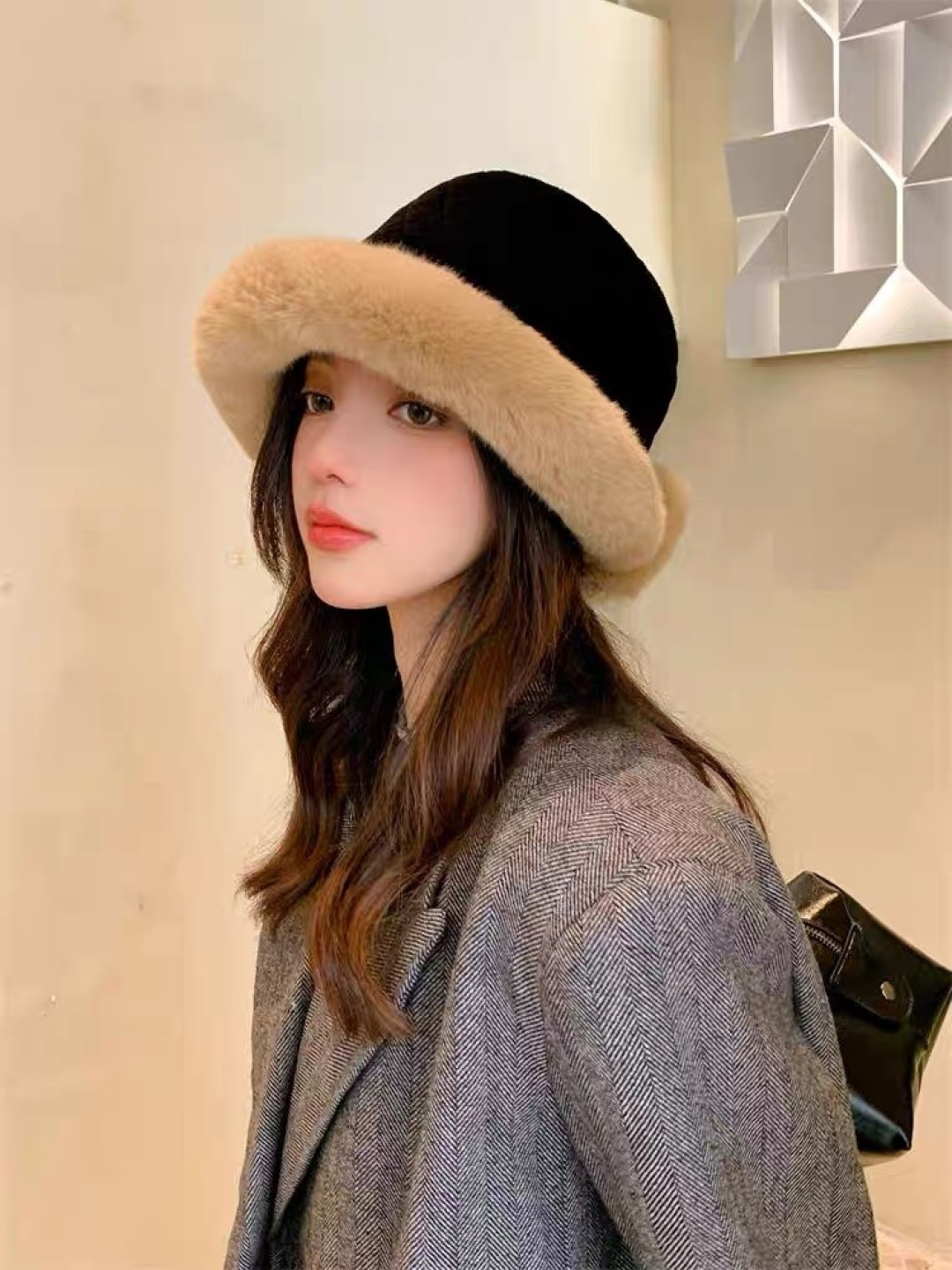  PRADA普拉达 2025新款毛绒针织帽子女冬加厚保暖护耳显脸小秋冬毛线帽网红同款