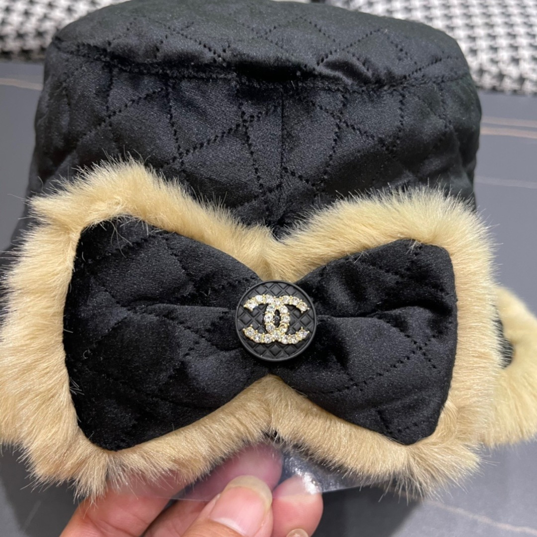  PRADA普拉达 2025新款毛绒针织帽子女冬加厚保暖护耳显脸小秋冬毛线帽网红同款