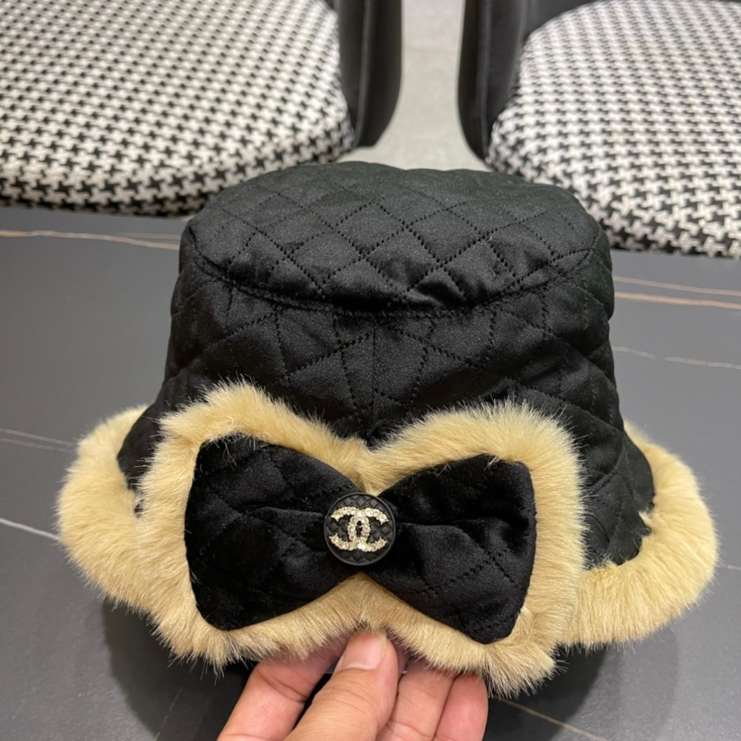  PRADA普拉达 2025新款毛绒针织帽子女冬加厚保暖护耳显脸小秋冬毛线帽网红同款