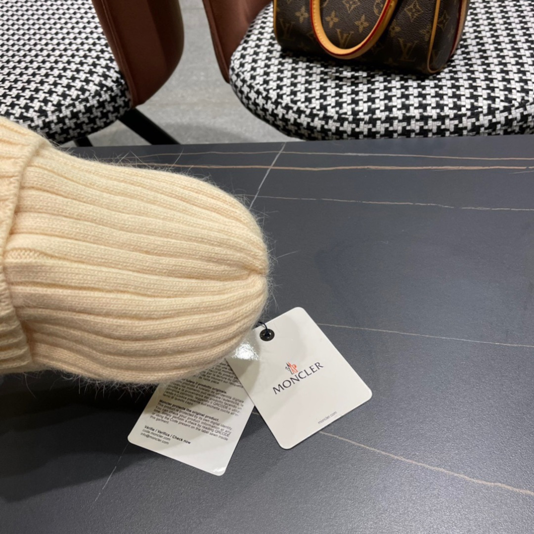 Moncler蒙口秋冬针织毛线帽
超火爆 质感一流 出街超好搭配！