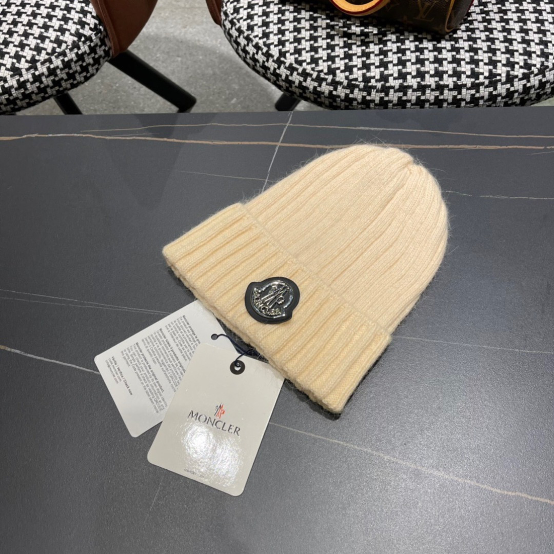 Moncler蒙口秋冬针织毛线帽
超火爆 质感一流 出街超好搭配！