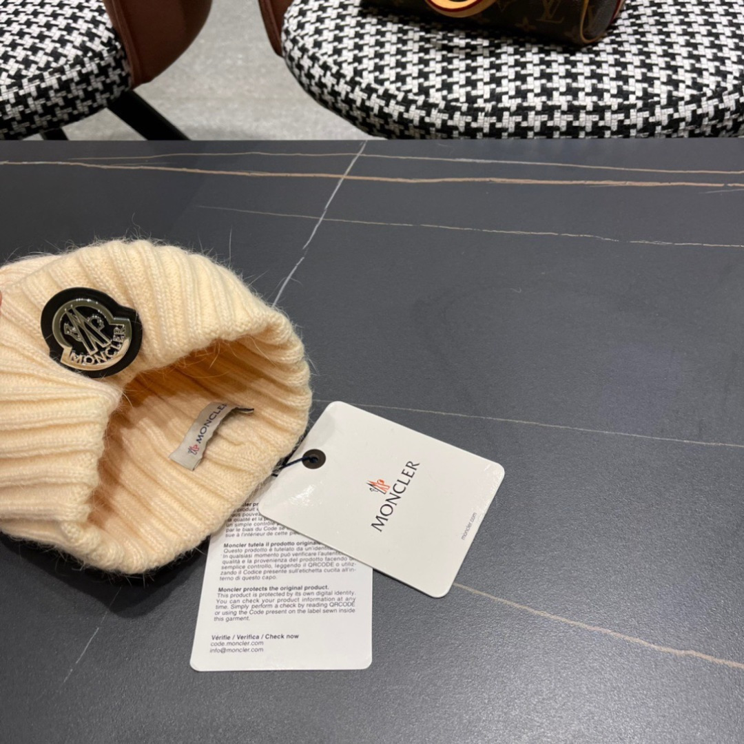 Moncler蒙口秋冬针织毛线帽
超火爆 质感一流 出街超好搭配！