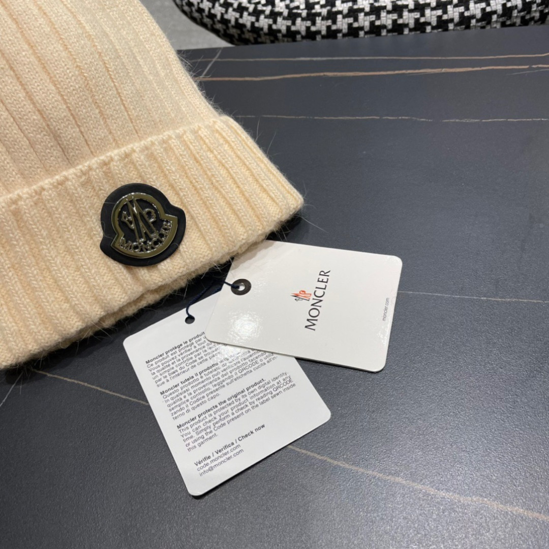 Moncler蒙口秋冬针织毛线帽
超火爆 质感一流 出街超好搭配！