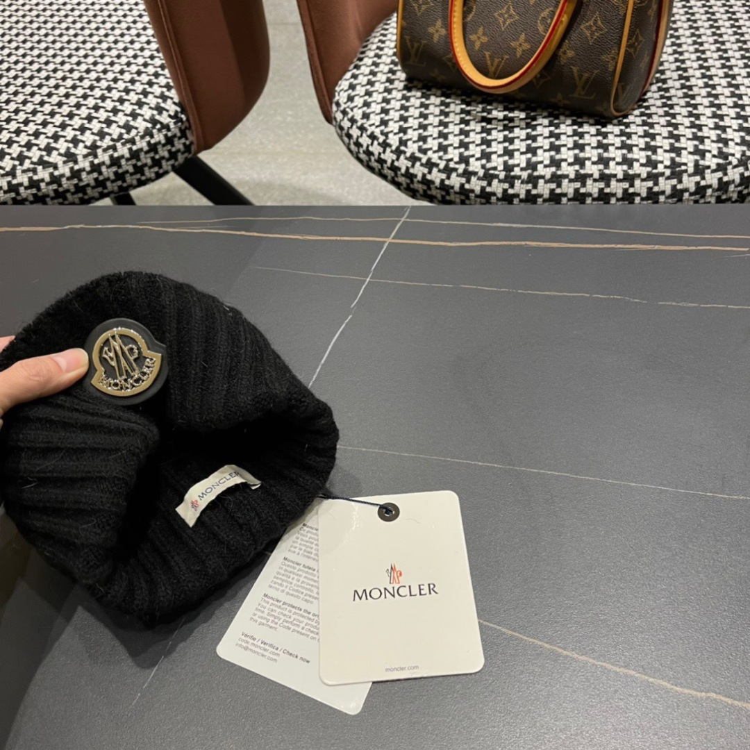 Moncler蒙口秋冬针织毛线帽
超火爆 质感一流 出街超好搭配！