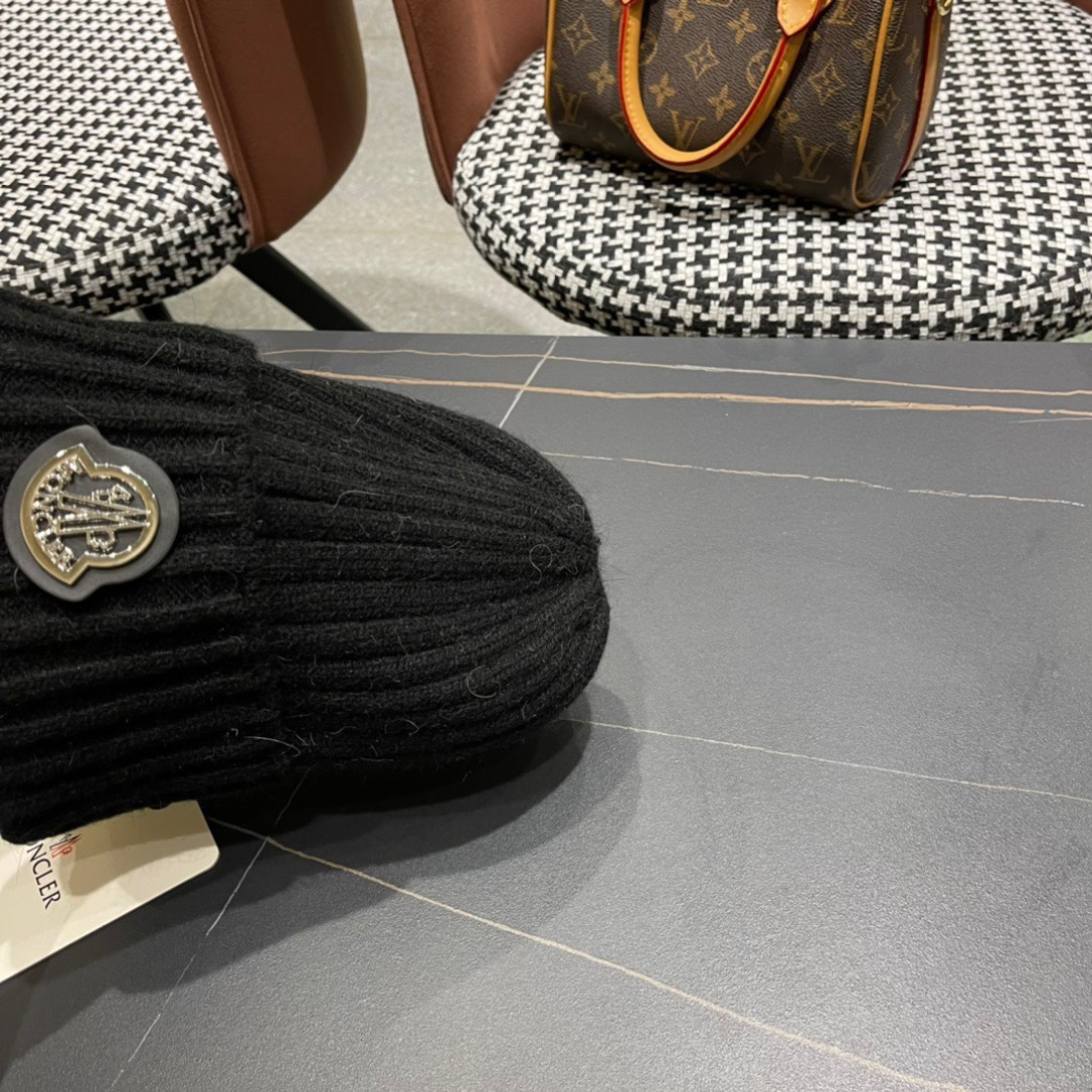 Moncler蒙口秋冬针织毛线帽
超火爆 质感一流 出街超好搭配！