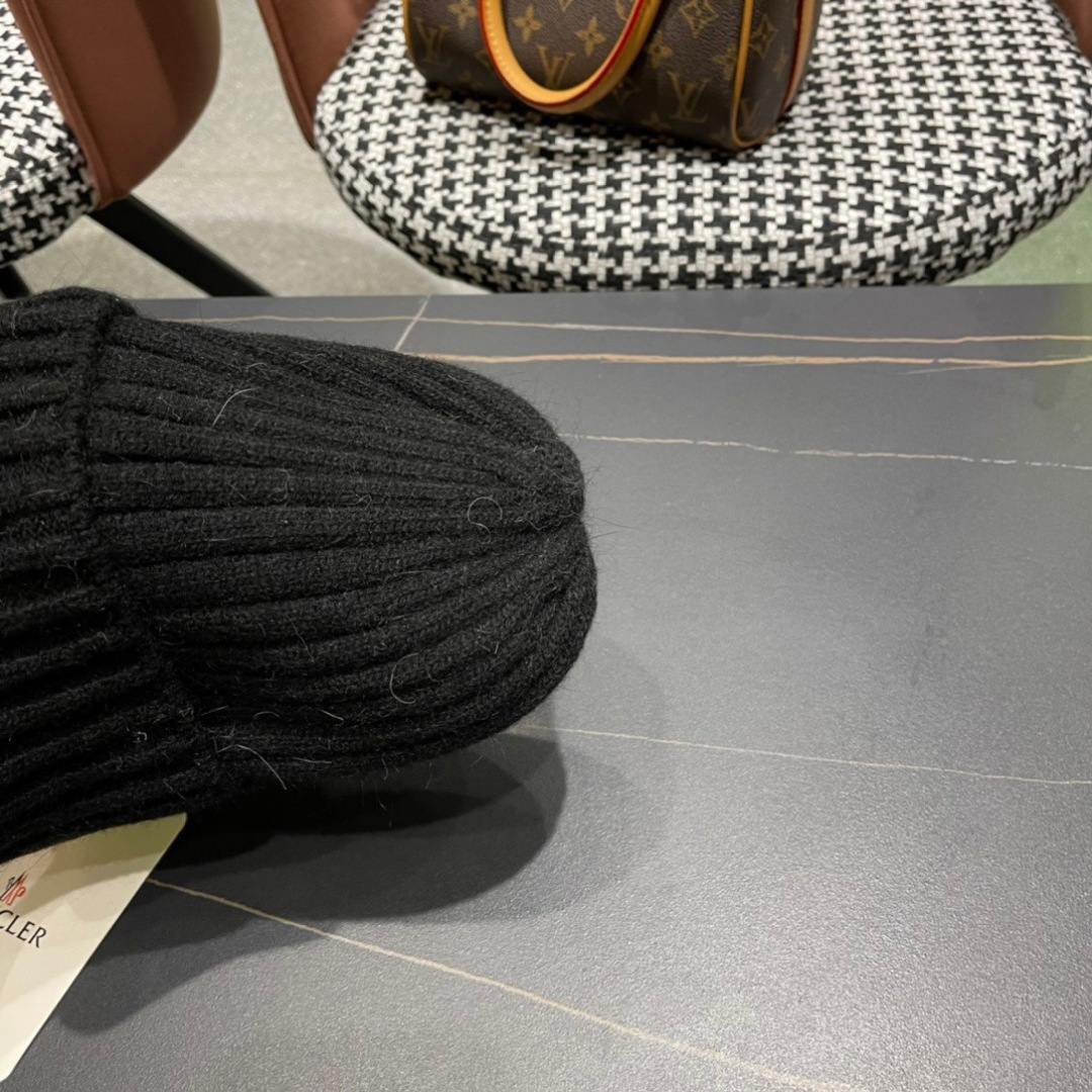 Moncler蒙口秋冬针织毛线帽
超火爆 质感一流 出街超好搭配！