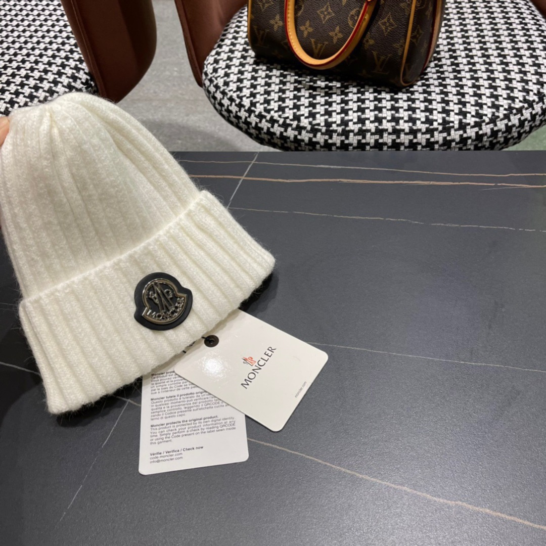 Moncler蒙口秋冬针织毛线帽
超火爆 质感一流 出街超好搭配！
